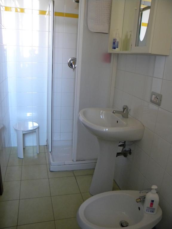 Le Petit Fleur Hotel Bareggio Kamer foto